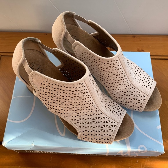 Blush suede wedges - Picture 3 of 9